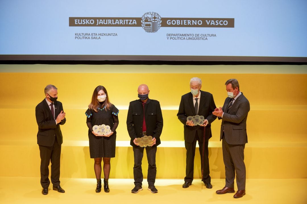 Algunos de los premiados de los Gure Artea, junto al consejero de Cultura y Política Lingüística, Bingen Zupiria y el lehendakari, Iñigo Urkullu