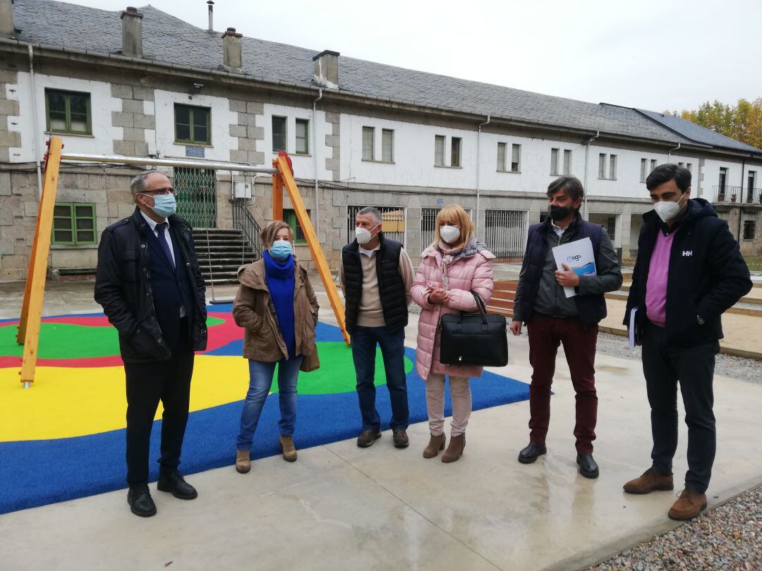 El alcalde, la presidenta de asociación de vecinos de Compostilla junto a otros técnicos y representantes vecinales y municipales