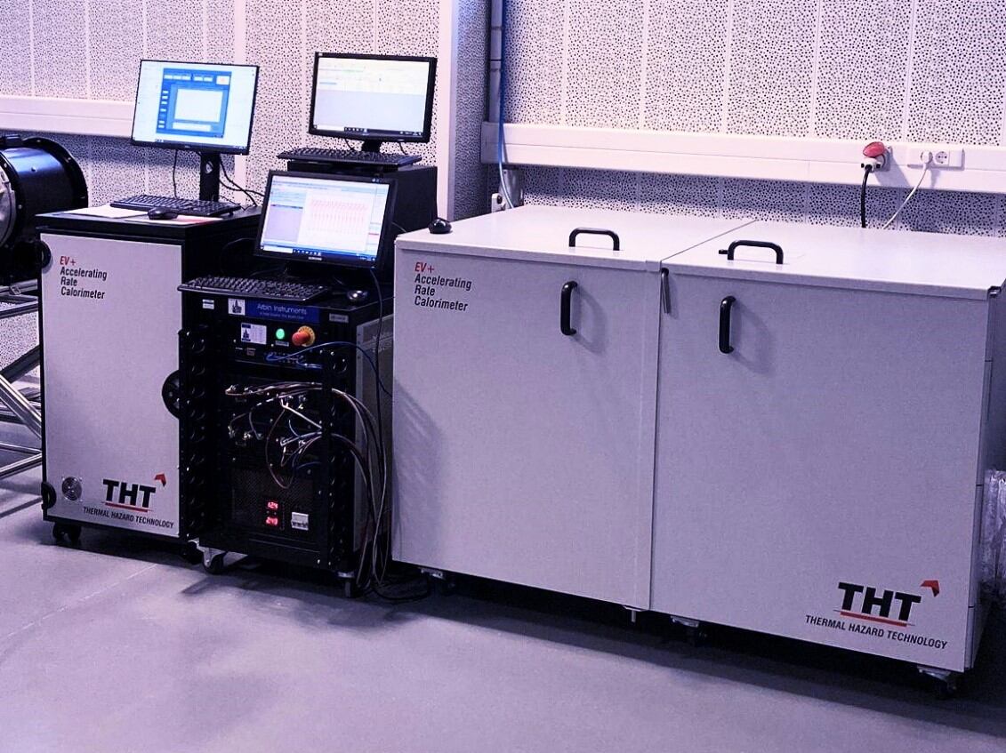 Calorímetro de reacción acelerada y fuente bidireccional utilizados en el Instituto CMT-Motores Térmicos para el estudio de baterías