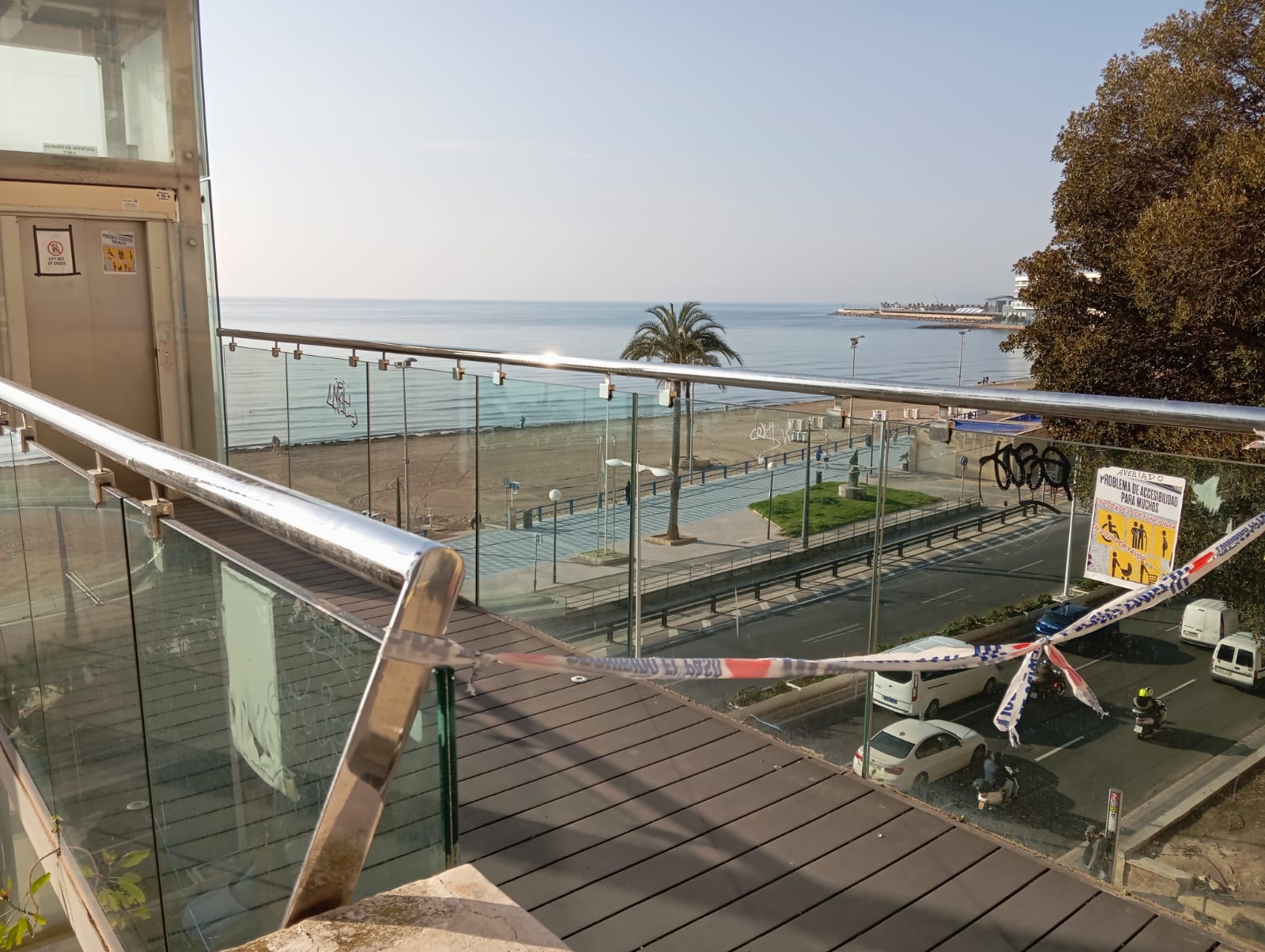 El ascensor que da acceso al Postiguet desde el Raval Roig continúa estropeado