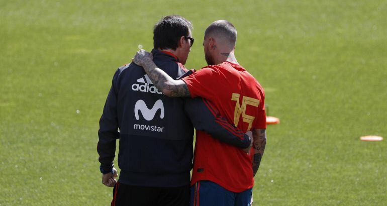 Lopetegui y Sergio Ramos en un entrenamiento previo a la crisis que ha terminado con la salida del técnico de la selección española.