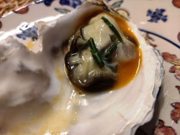 Ostra rizada con escabeche de codorniz y salicornia