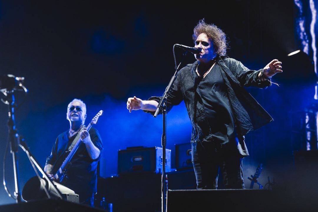 Robert Smith y Reeves Gabrels, de The Cure, durante su actuación en el Mad Cool 2019.