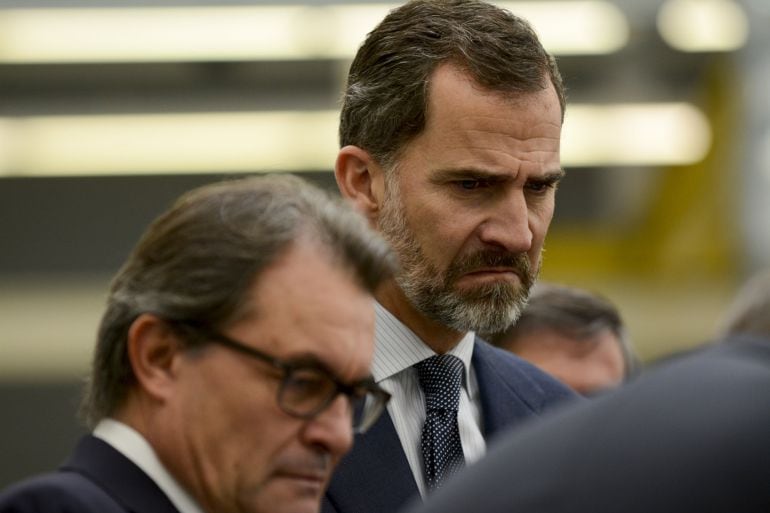 MARTORELL, SPAIN - DECEMBER 05:  King Felipe VI of Spain (R) and the President of Catalonia Artur Mas (L) visit the SEAT Factory on December 5, 2014 in Martorell, Spain.  (Photo by Robert Marquardt/Getty Images)