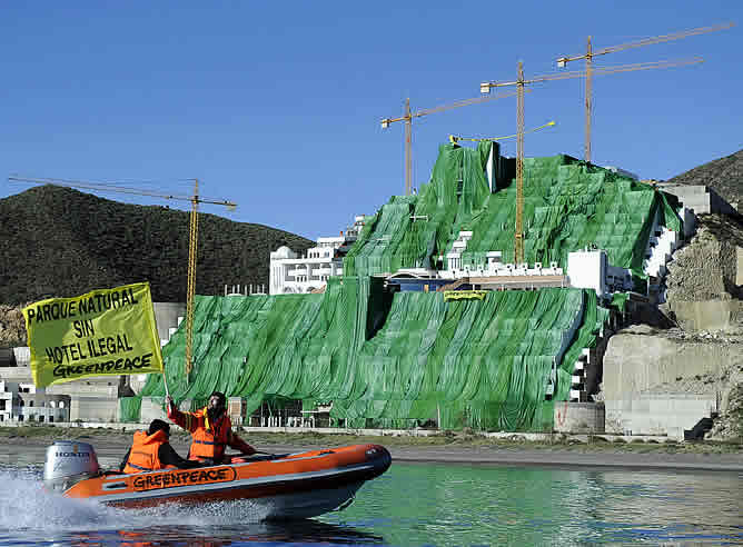 Sesenta activistas del grupo ecologista protestan contra la &quot;pasividad&quot; del Ministerio de Medio Ambiente ante el cierre del complejo en el parque natural de Cabo de Gata