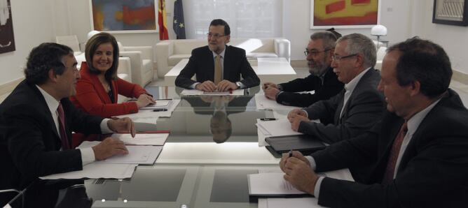 Mariano Rajoy (3i) conversa con el presidente de la CEOE, Juan Rosell (i); la ministra de Empleo, Fátima Báñez (2i); el secretario general de UGT, Cándido Méndez (3d); el secretario general de CCOO, Ignacio Fernández Toxo (2d), y el presidente de la Cepym