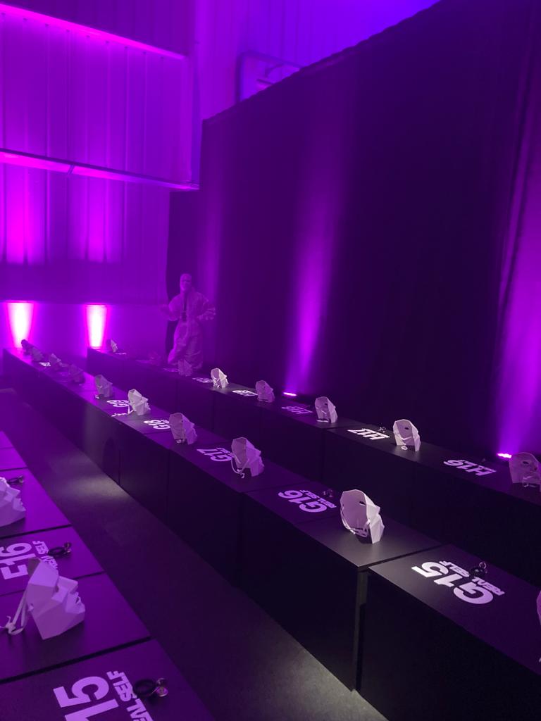 Alguns dels llocs assignats pels participants de l'experiència, amb les màscares que s'han de posar.