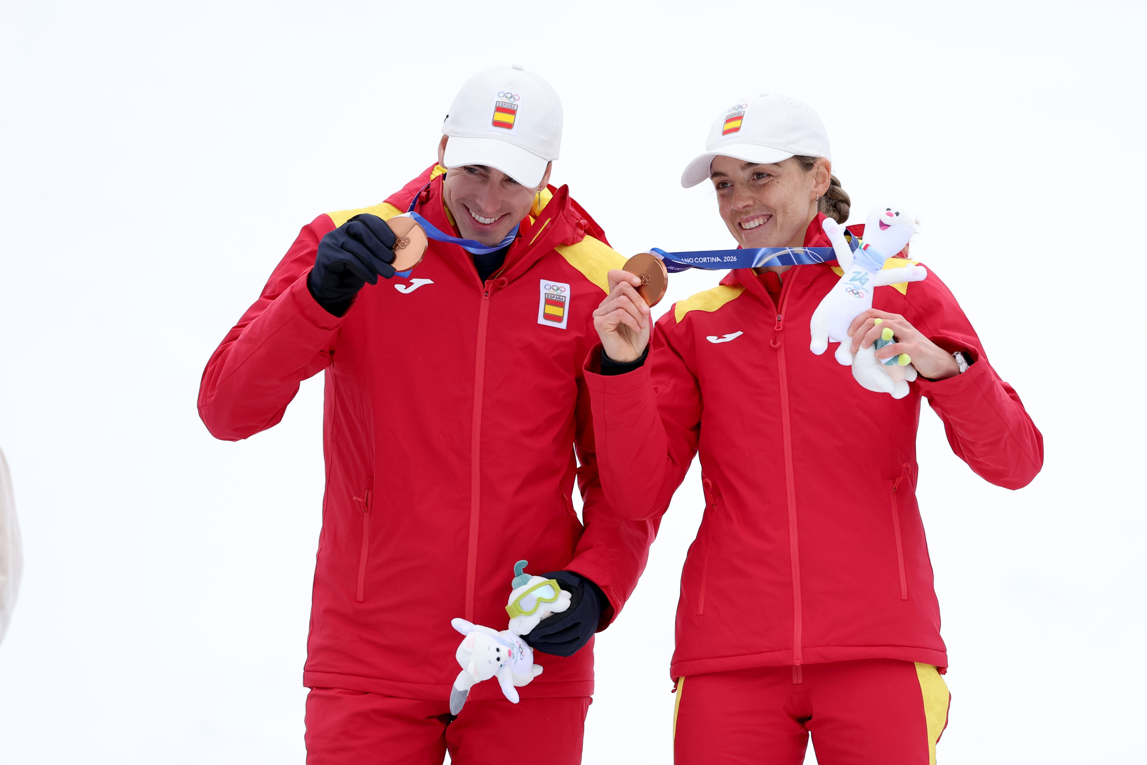 Oriol Cardona y Ana Alonso posan con su bronce olímpico en relevos mixtos de 'skimo'
