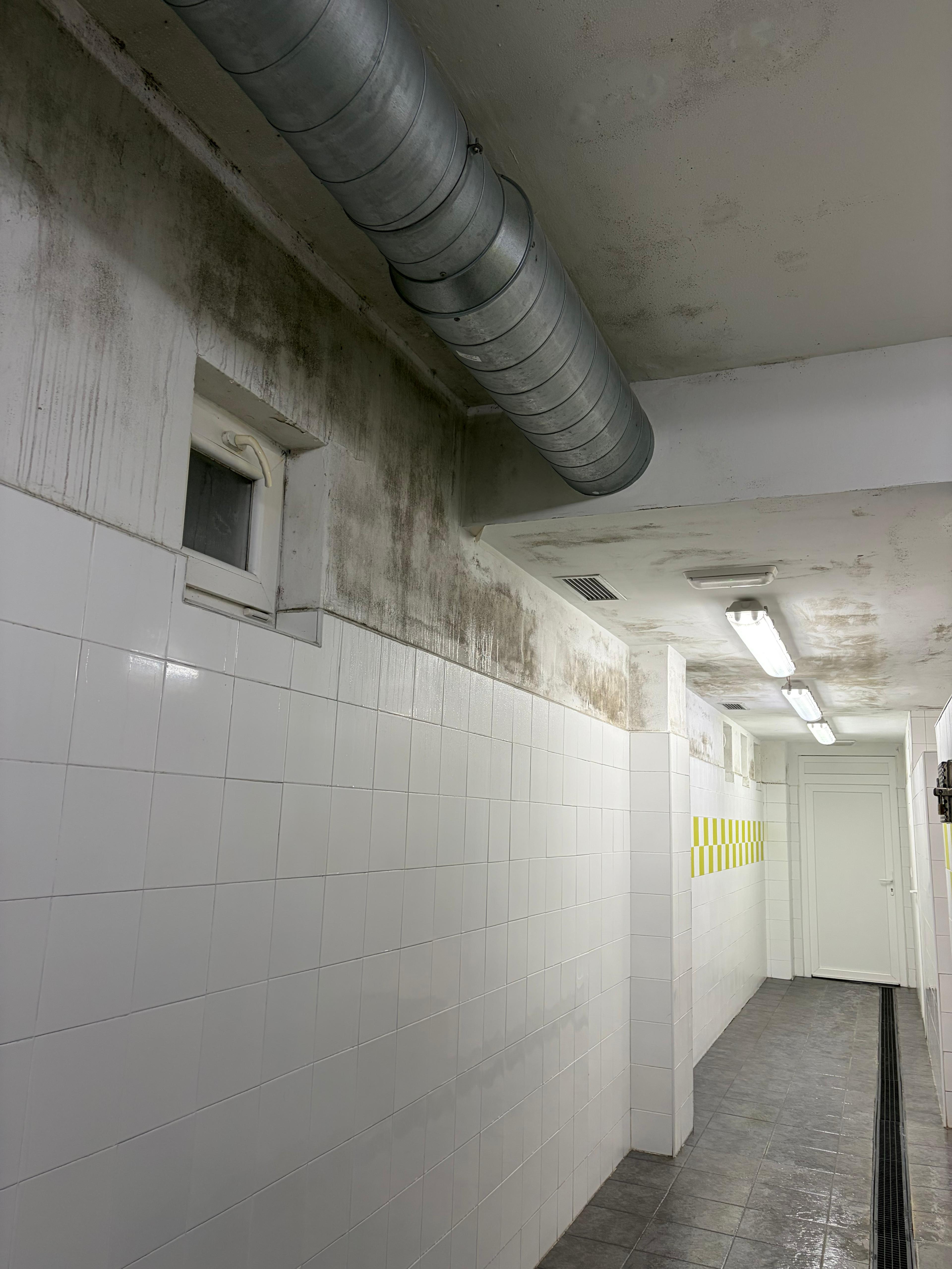 Humedades en uno de los vestuarios  renovados