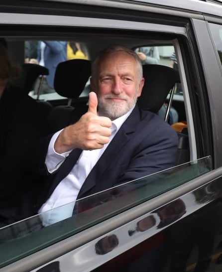 El líder laborista, Jeremy Corbyn, saludando a sus seguidores