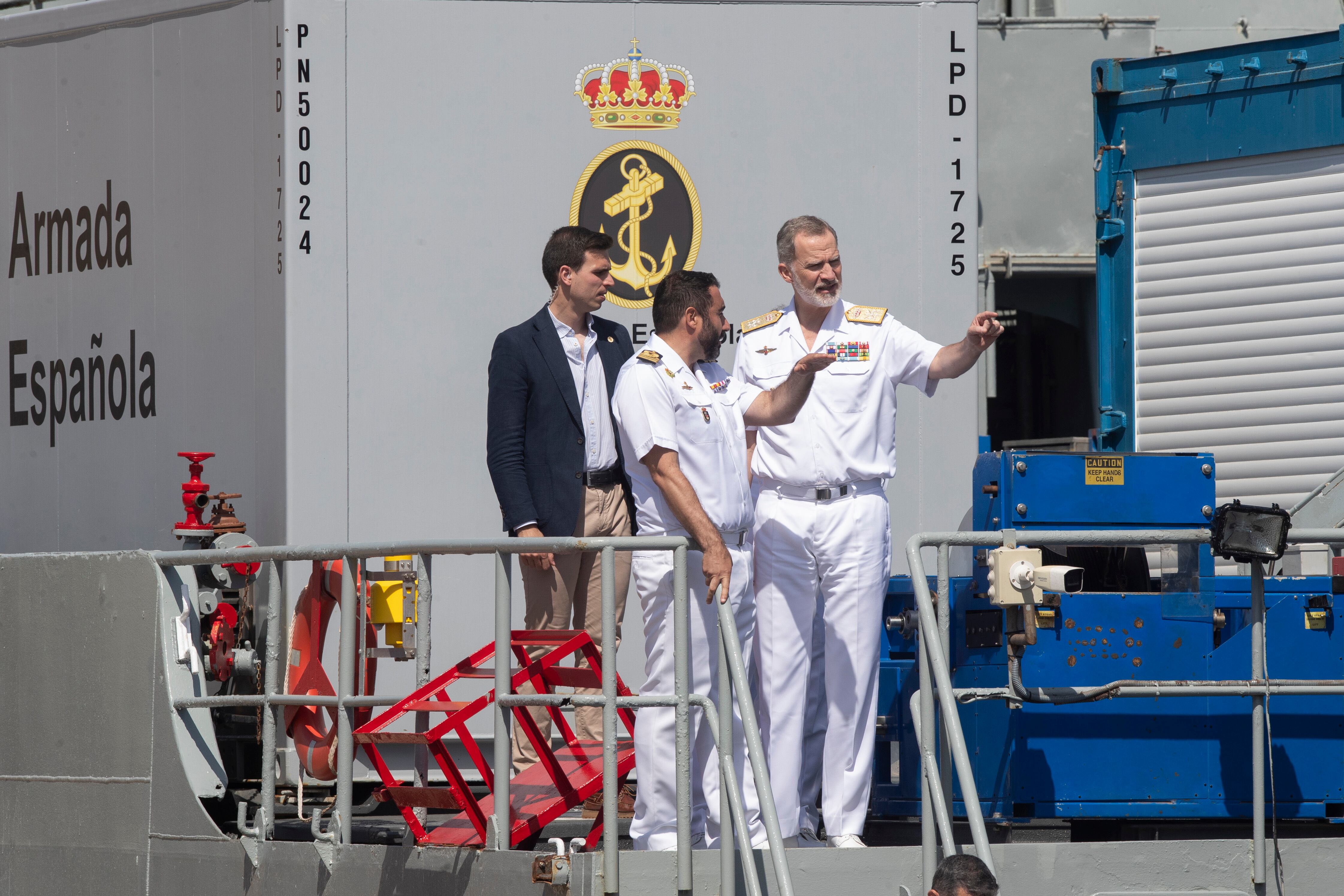 CARTAGENA, 20/05/2024.- El rey Felipe VI a bordo del Neptuno, buque de asistencia y rescate del Centro de Buceo de la Armada (CBA), asiste a una demostración de capacidades y materiales del personal y buques de la Unidad, este lunes en la Estación Naval de Algameca en Cartagena. EFE/Marcial Guillén
