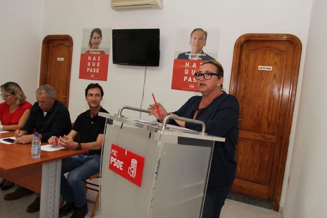 Kalinda Pérez, dirigiéndose a los militantes del comité de Tías.