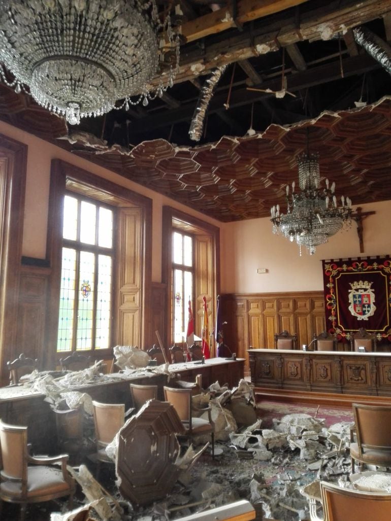 Caida de parte del falso techo del Salón de Plenos del Ayuntamiento de Palencia