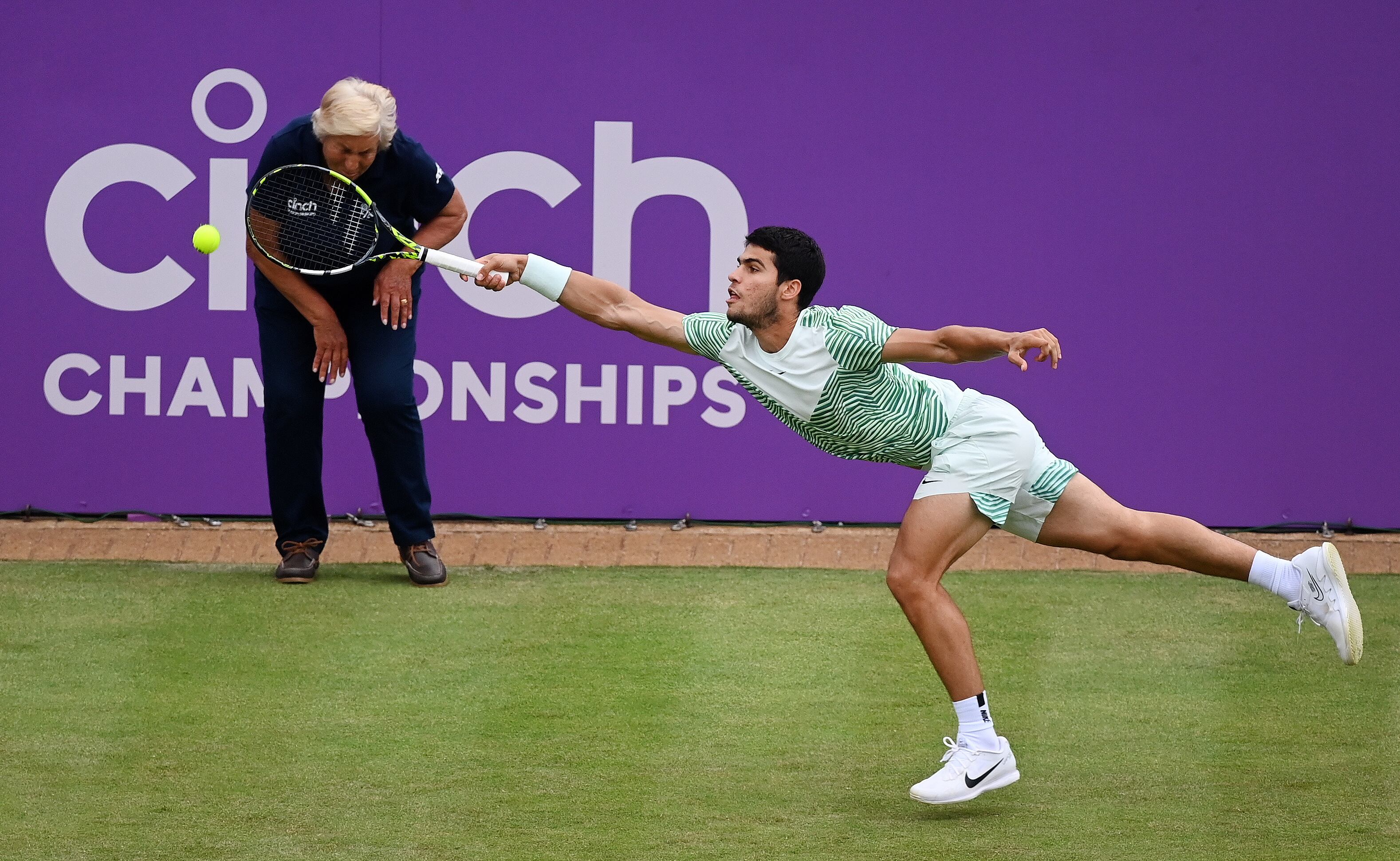 Carlos Alcaraz, durante su partido en Queen&#039;s