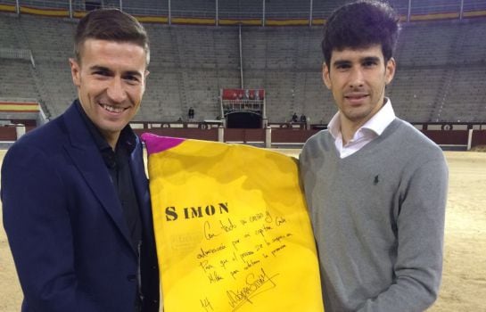 López Simón y Gabi posan con un capote firmado por el torero