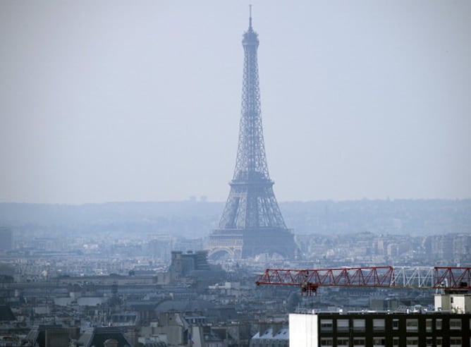 La Torre Eiffel el 27 de marzo con una capa de contaminación alrededor