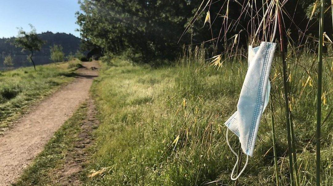 Mascarilla en un camino.