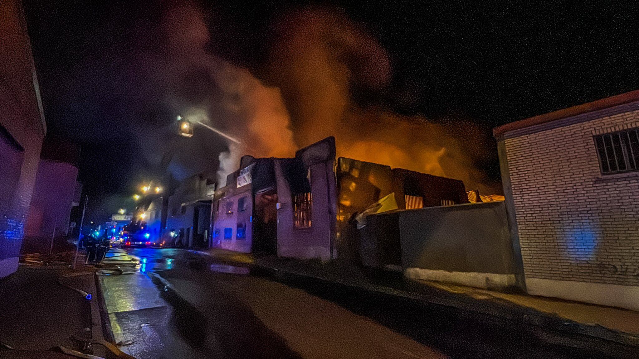 La nave industrial ardiendo esta noche