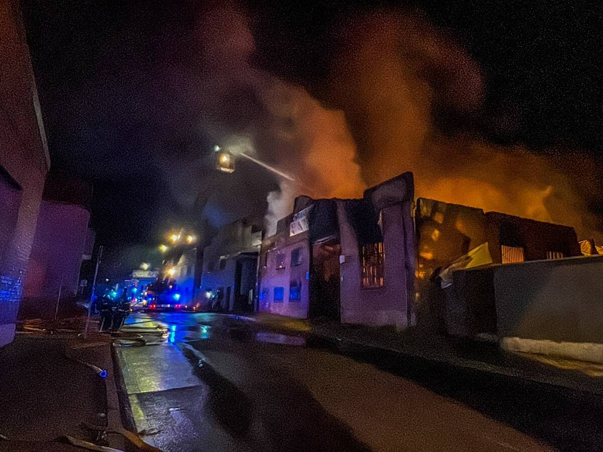 Arde sin heridos una nave de palets en Fuenlabrada