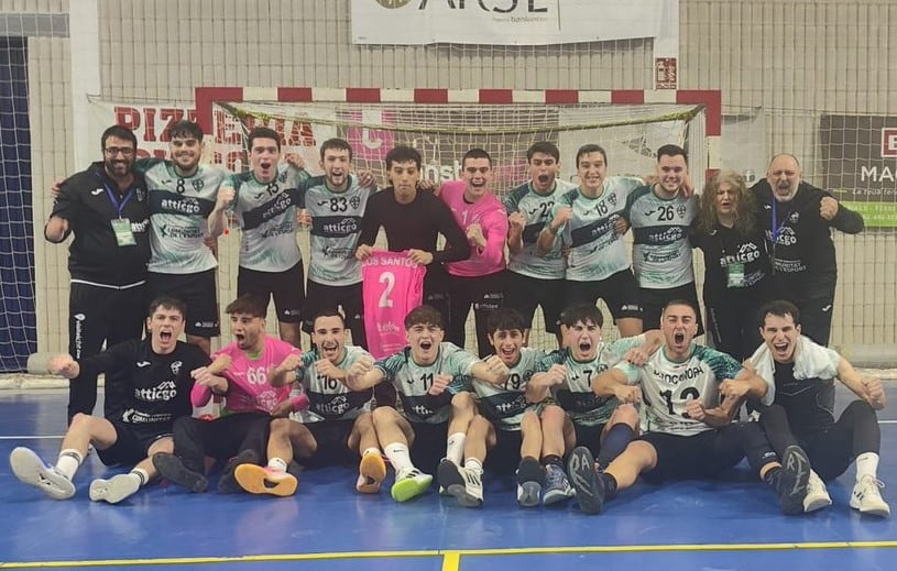 Los jugadores del Club Balonmano Elche celebran su importante victoria por 25-26 en Algemesí