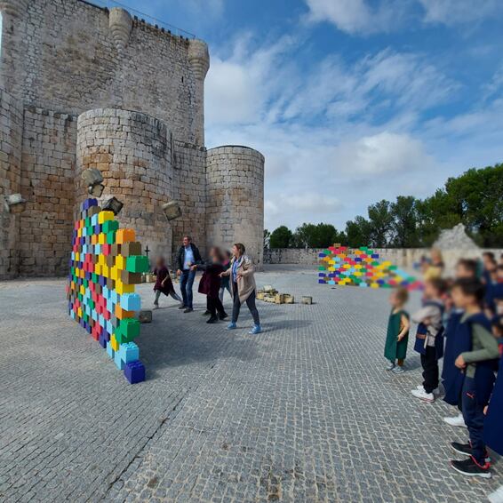 Los más pequeños participan en una actividad previa a su visita al castillo de Íscar