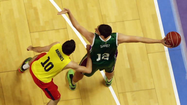 Carlos Suárez, del Unicaja, defendido por Álex Abrines, del Barcelona