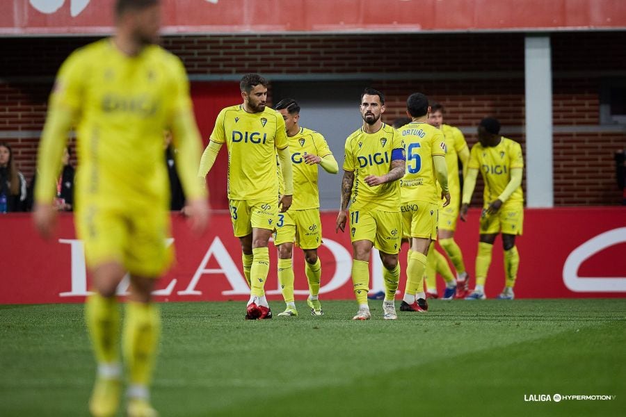 El Cádiz CF celebra su primer tanto en Anduva ante el Mirandés. Foto: LaLiga.