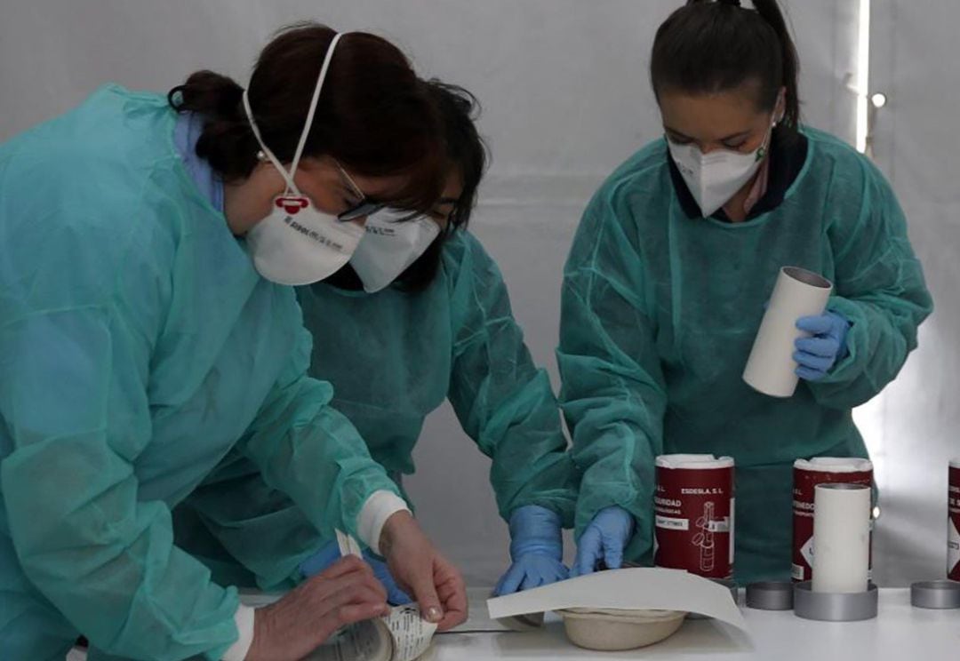 Imagen de archivo de unas enfermeras trabajando con mascarillas.