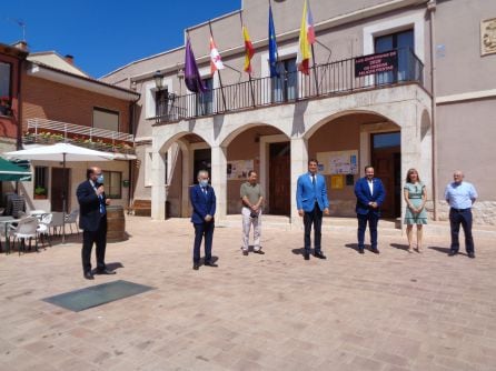 Parte de la corporación de Villalba de Duero con las autoridades de esta visita