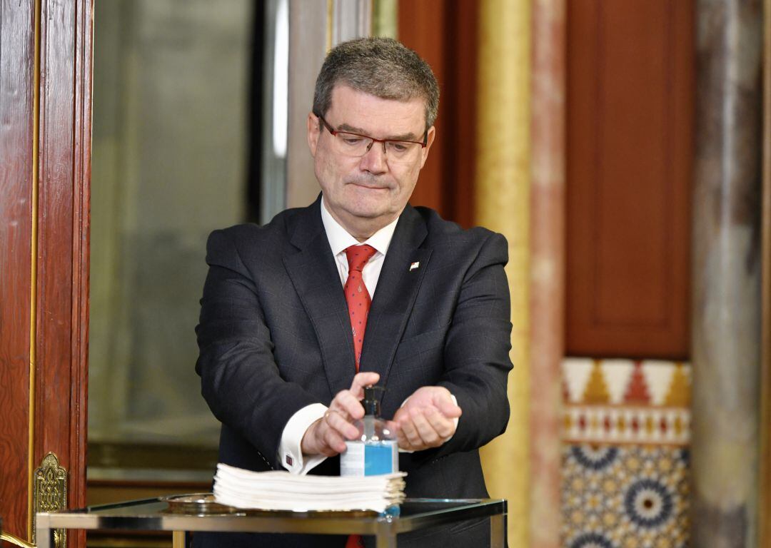 El alcalde Aburto se desinfecta las manos durante la presentación del plan Bilbao Aurrera 