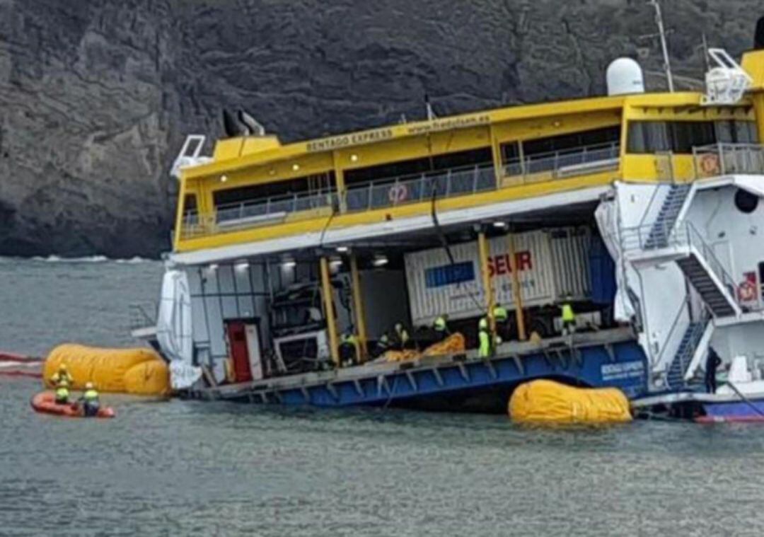 Catamarán encallado