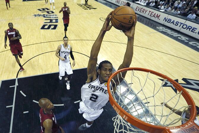 Leonard hace un mate durante el primer partido ante Miami en San Antonio