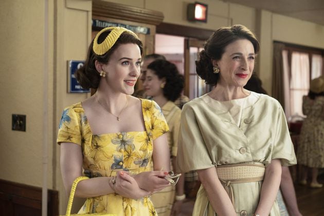 Midge Maisel (Rachel Brosnahan) y Rose Weissman (Marin Hinkle), en una escena de la segunda temporada