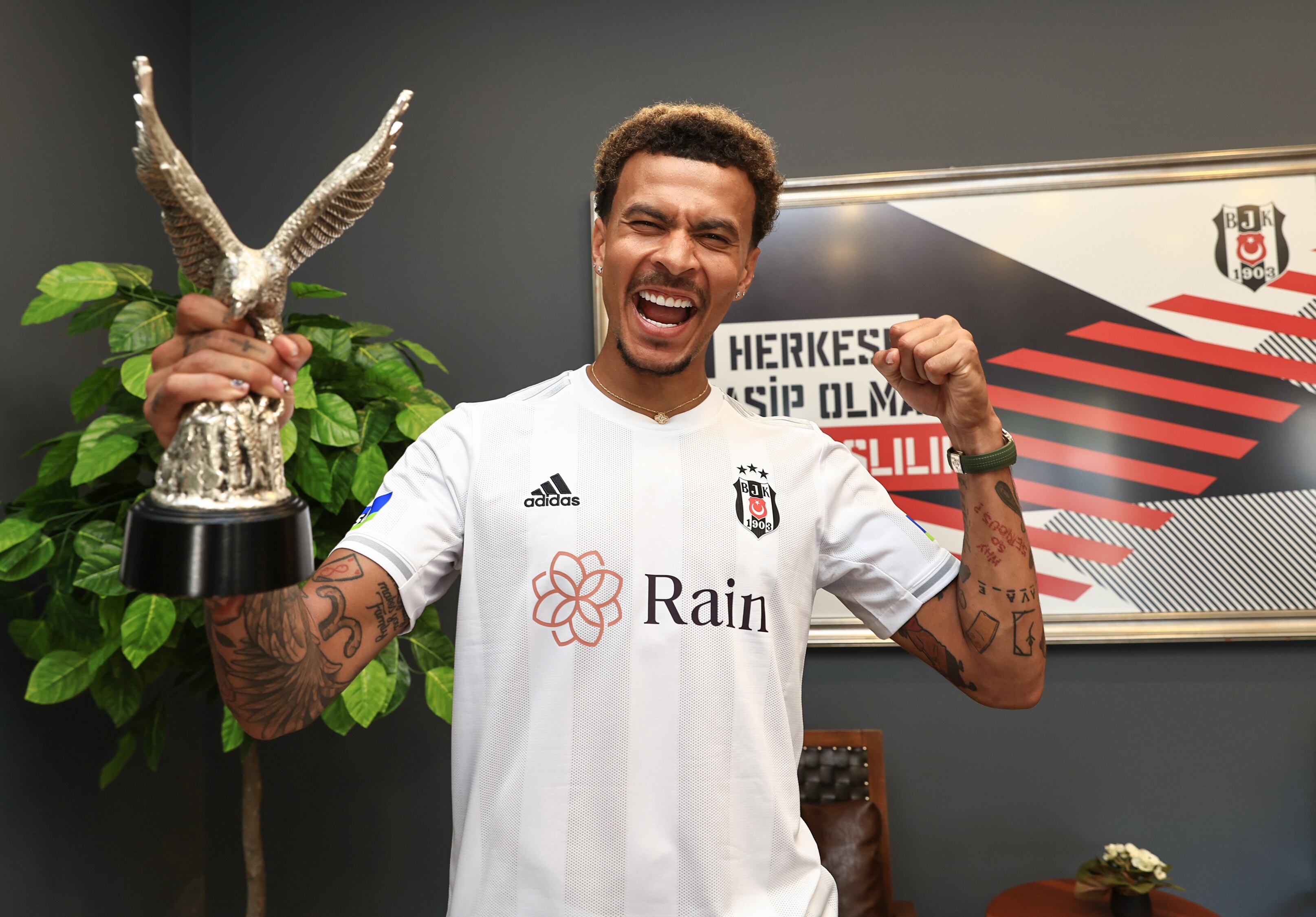 Dele Alli, con su nueva camiseta, la del Besiktas turco