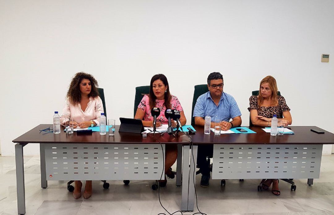 De izquierda a derecha: Elizabeth Merino (Somos Lanzarote), Ástrid Pérez (alcaldesa de Arrecife-PP), Armando Santana (NC) y Cristina Duque (PSOE).