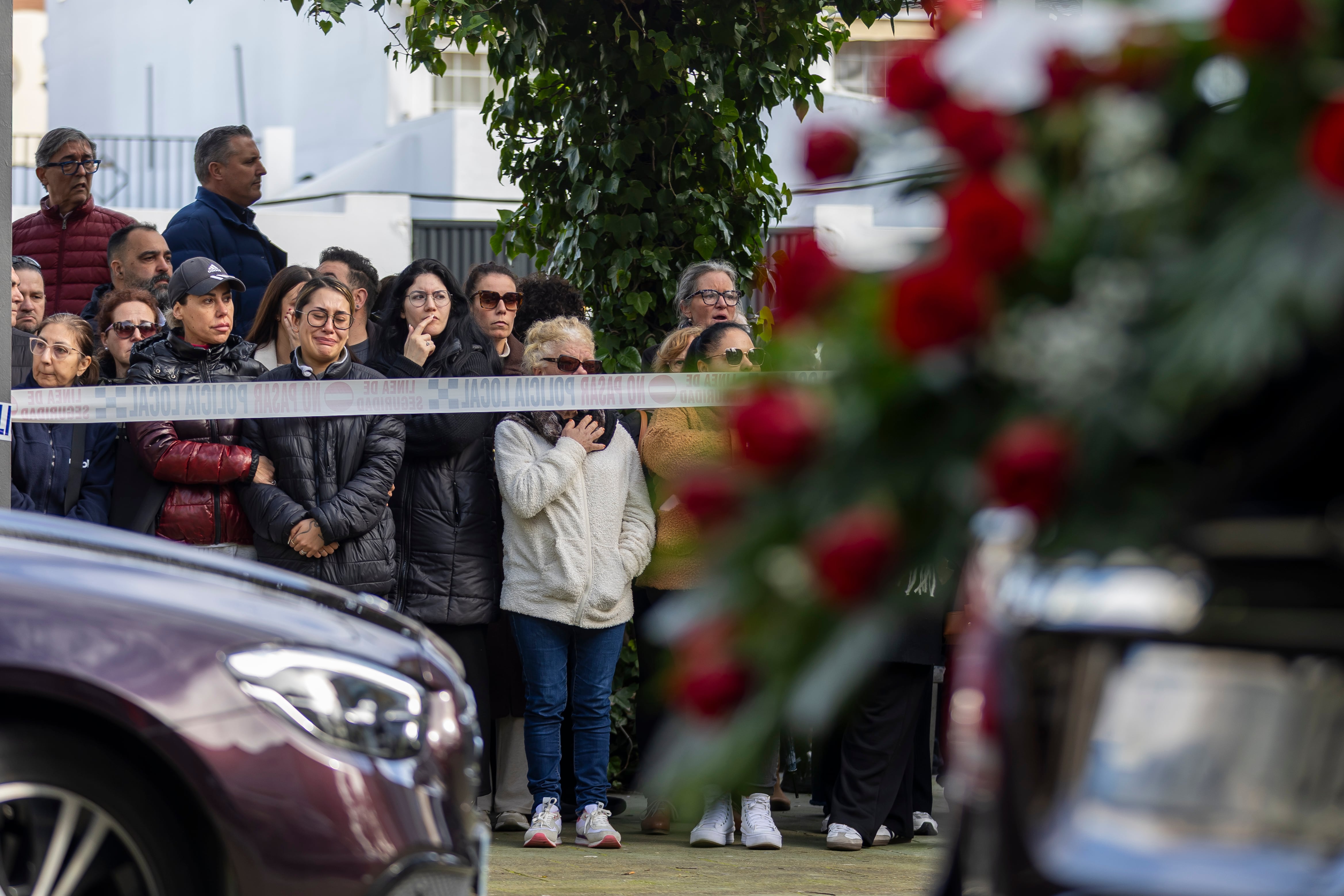 Familiares y amigos asisten a la misa funeral en memoria de los cuatro miembros de la familia Zamorano-Álvarez fallecidos el pasado domingo en el trágico accidente ferroviario que tuvo lugar en Adamuz (Córdoba), este jueves en el pabellón polideportivo de Aljaraque (Huelva).