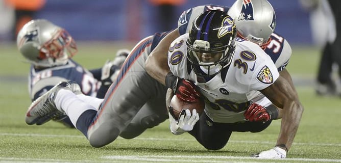 El jugador de los Baltimore Ravens Bernard Pierce, en una acción con su rival de los New England Patriots Jerod Mayo