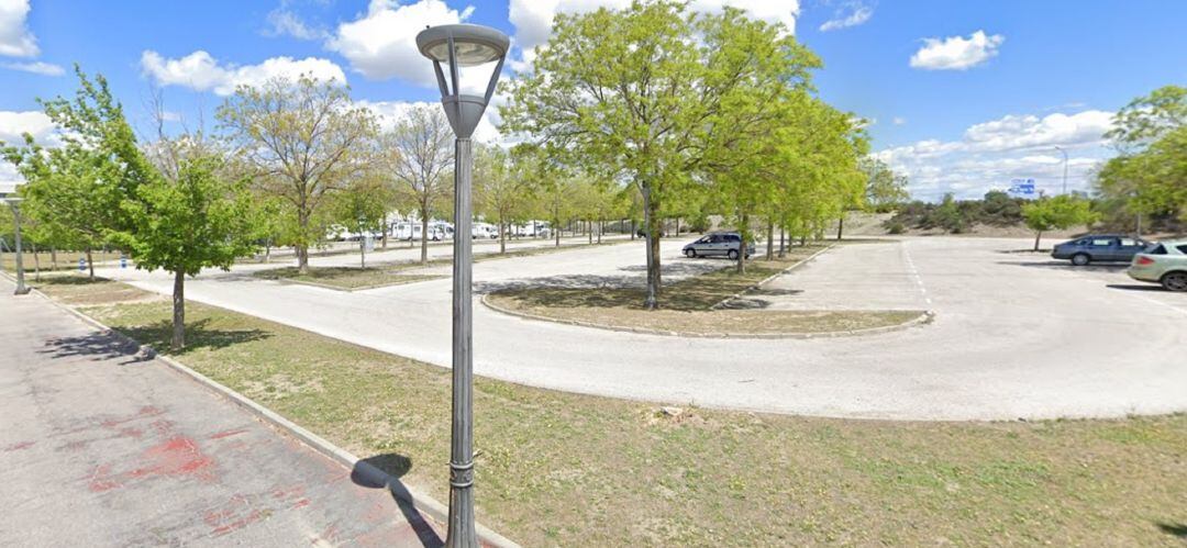 Imagen de la parcela junto al área de autocaravanas en la que el Ayuntamiento habilitó la carpa donde se ha celebrado la fiesta ilegal