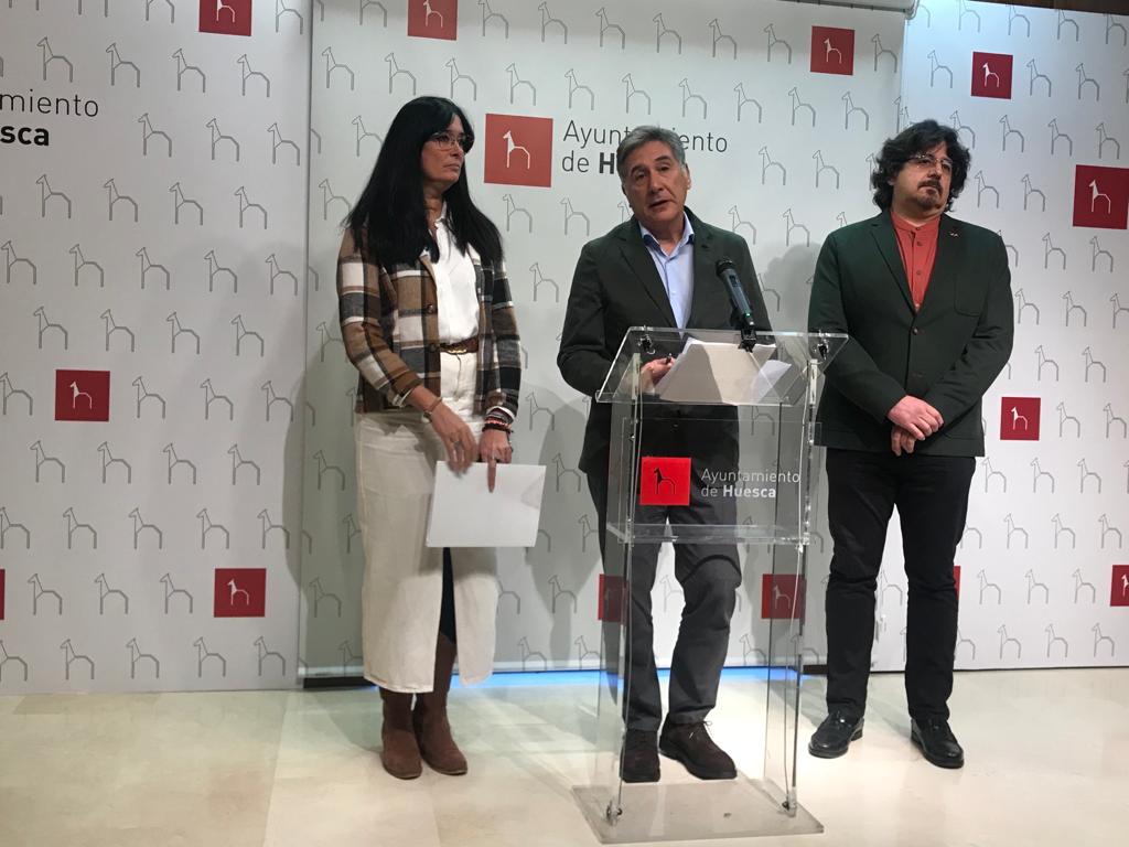 Lorena Orduna, alcaldesa de Huesca, Ricardo Oliván, concejal de Hacienda, y José Luis Rubió, portavoz de Vox, en la presentación del documento de presupuestos municipales