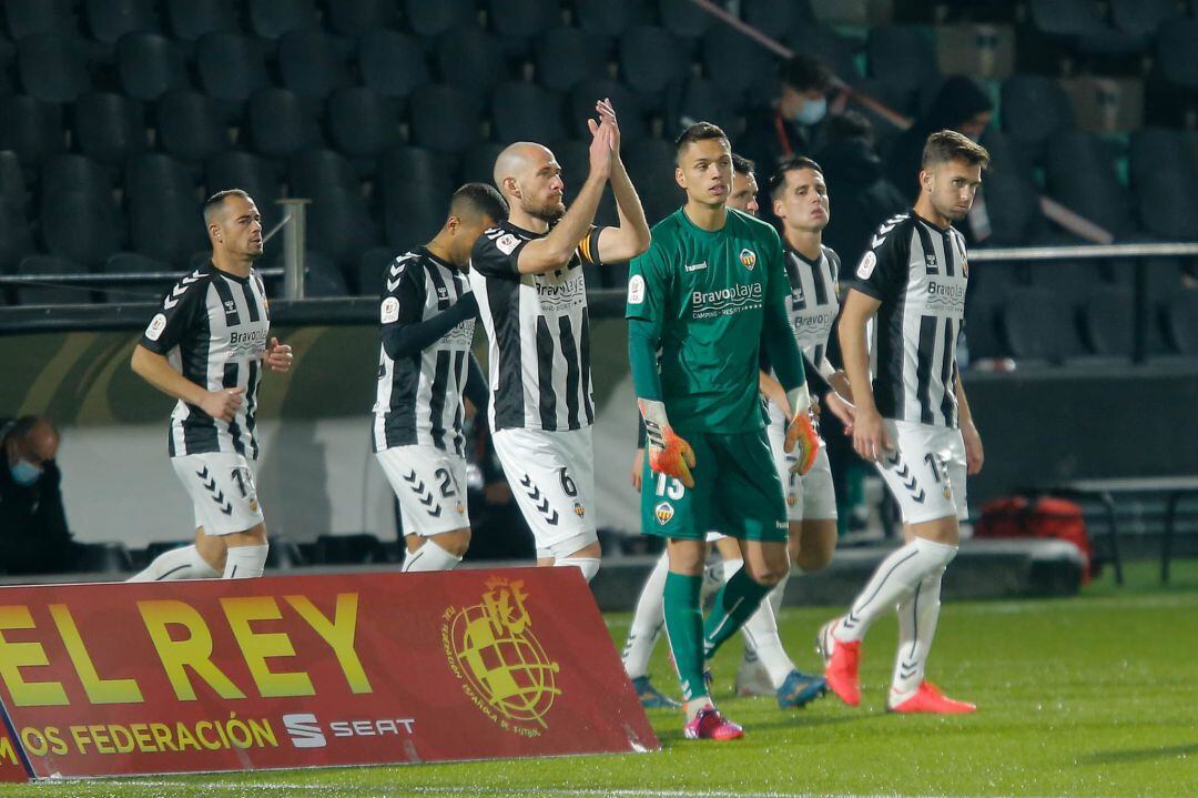 Los jugadores del CD Castellón saludan al público en su salida al terreno de juego