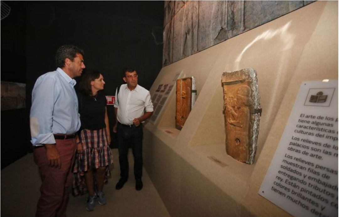 El presidente, Carlos Mazón (i), y la vicepresidenta y diputada de Cultura, Julia Parra, en el día de puertas abiertas para despedir la exposición internacional ‘Irán. Cuna de Civilizaciones” en el MARQ.