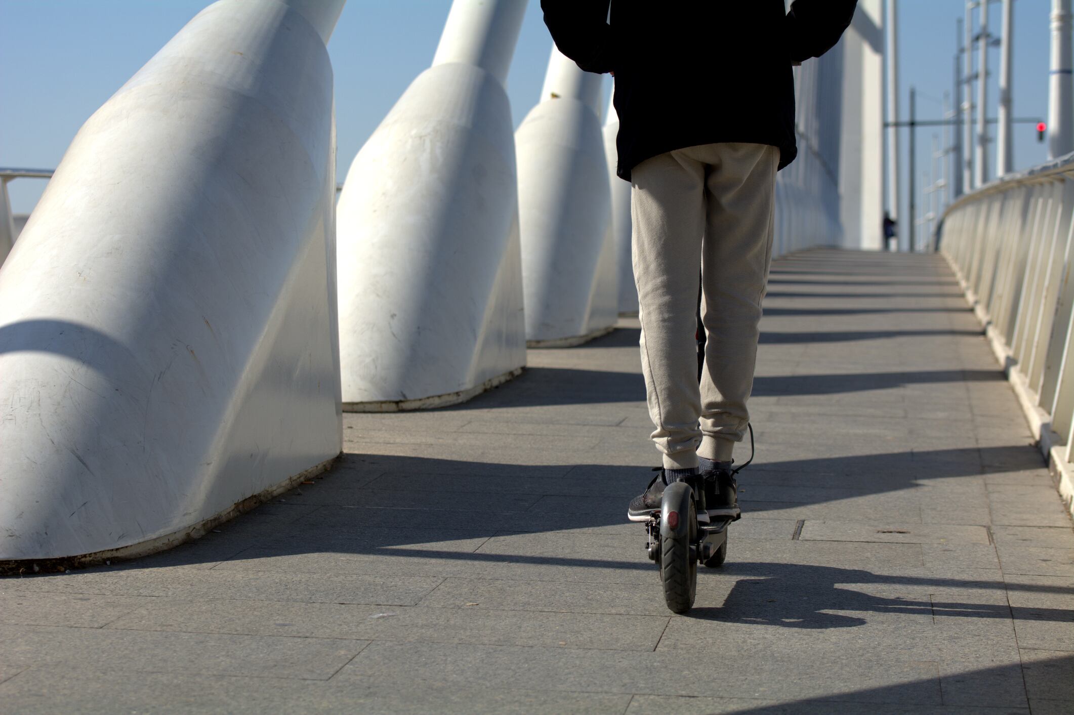 Imagen de archivo de un joven usando patinete eléctrico en València