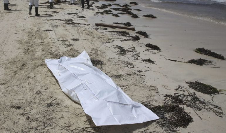 Uno de los cadáveres hallados en la playa de Zuara.