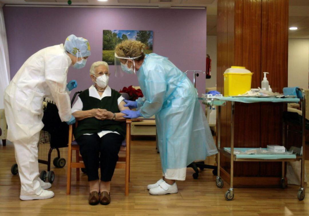 Araceli fue la primera mujer española en vacunarse contra el coronavirus.