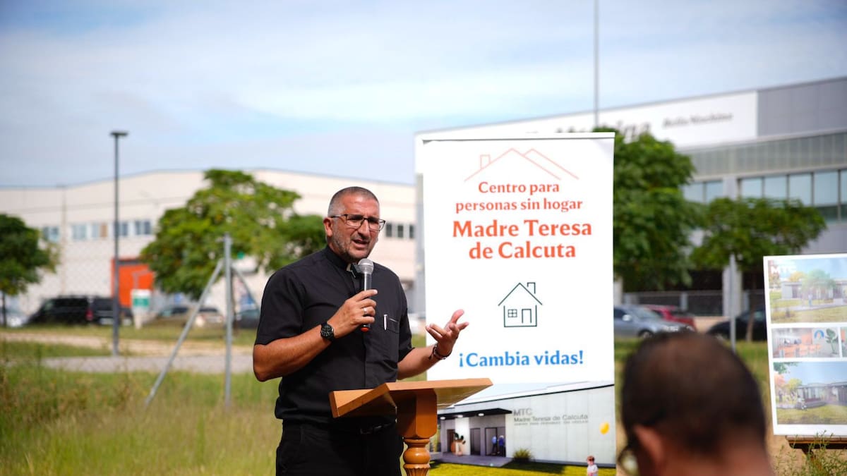Entrevistamos al sacerdote Alberto Íñigo (de la asociación 'Façamos sorrir') y a Aurelio Carrasquilla, vicario de caridad de la Diócesis de Getafe.
