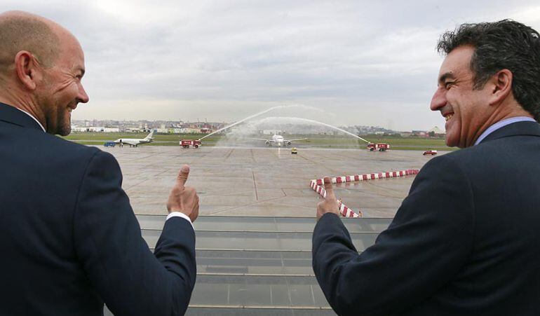 El consejero de Turismo y el representante de Vueling reciben al primer vuelo procedente de París.