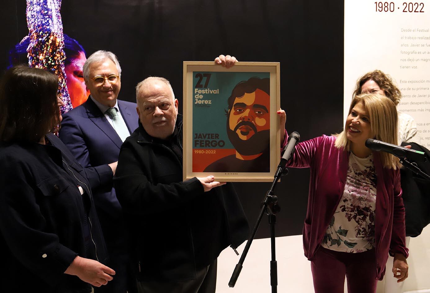 El padre de Javier Fergo junto a la ilustración de la muestra, obra de Daniel Diosdado