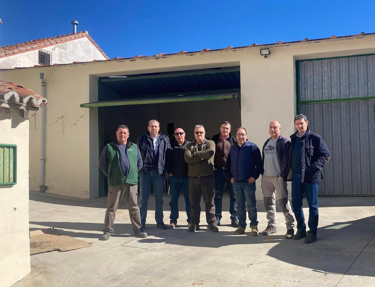 El nuevo concejal de Agricultura, Bruno Hebrero, junto a una representación de agricultores y ganaderos de Algete