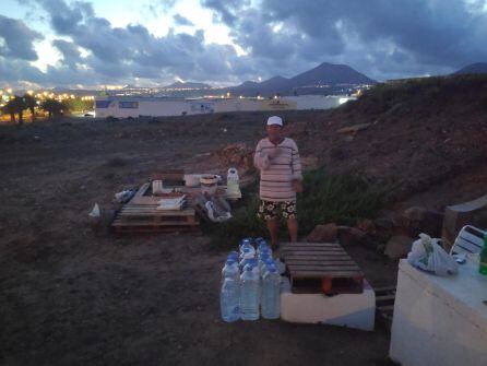 Francisco en la &quot;ducha&quot; de su casa