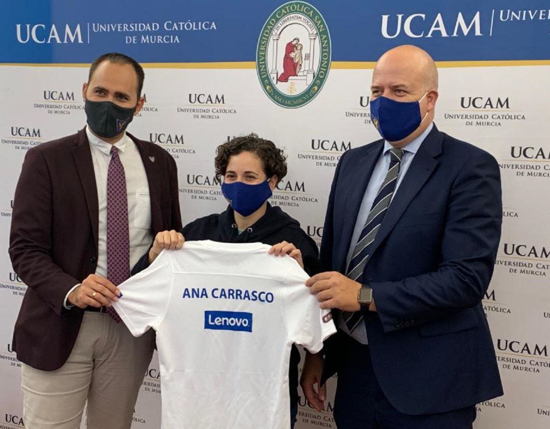 Tao Martínez, Ana Carrasco y Pablo Rosique en la presentación de la piloto como asesora de estrategia del UCAM eSports Club